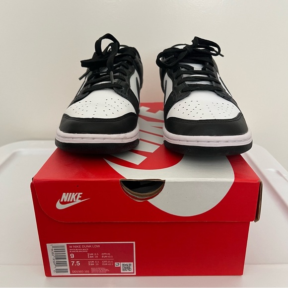 In box Nike women’s dunk low black and white - Picture 2 of 12